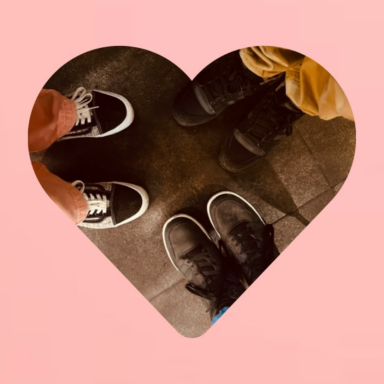 Das ist ein Instgramposting von mir. Zu sehen ist ein herzförmiges Bild von drei Paar Schuhen.