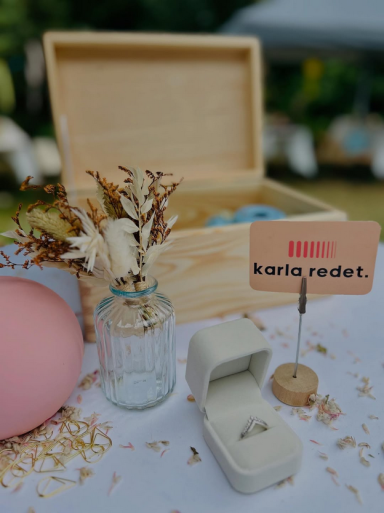 Das ist ein Instagramposting von mir. Zur sehen ist ein Ring und meine Visitenkarte.